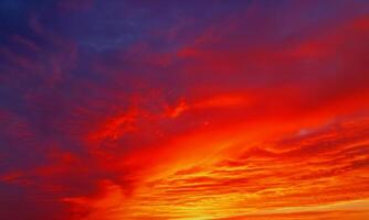 cielo naranja claro al atardecer con algunas nubes superficiales flujo abstracto nubes de trueno en el cielo al atardecer. foto