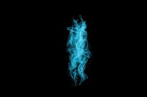 flujo de vapor de humo azul claro abstracto efecto de fuego de haz de superposición de polvo realista textura ligera en negro oscuro. foto