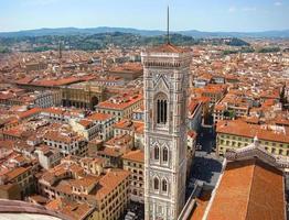 vista del duomo en el centro histórico de florencia foto