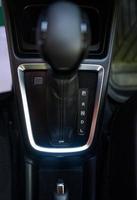 Palanca de cambios de la transmisión automática del coche detalle interior del coche - marcha automática foto