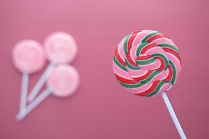 primer plano de caramelos de piruleta en la mesa foto