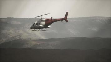 Helicóptero volador en cámara lenta extrema cerca de montañas con niebla video