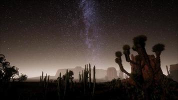 hyperlapse nel deserto del parco nazionale della valle della morte illuminato dalla luna sotto le stelle della galassia video