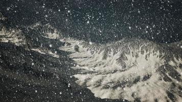 fuertes nevadas, centradas en los copos de nieve, montañas en el fondo video