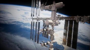internationella rymdstationen i yttre rymden över planeten jorden video