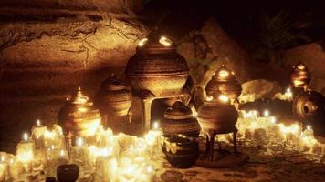 gyllene altare med ljus på natten video
