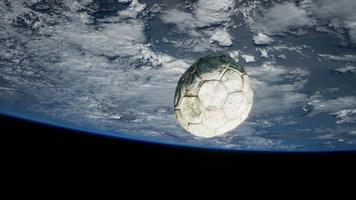 vieux ballon de football dans l'espace sur l'orbite terrestre video