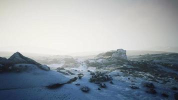 Antarktische Berge mit Schnee im Nebel video