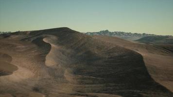 luchtfoto op grote zandduinen in de saharawoestijn bij zonsopgang video