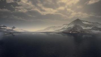 bergen bedekt met ijs in antarctisch landschap video