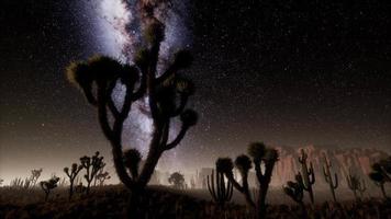 hyperlapse no deserto do parque nacional do vale da morte ao luar sob estrelas da galáxia video