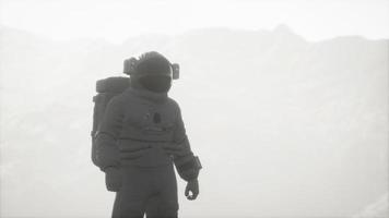 astronaut op een andere planeet met stof en mist video