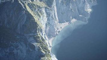 8k isole della Norvegia con rocce e scogliere video