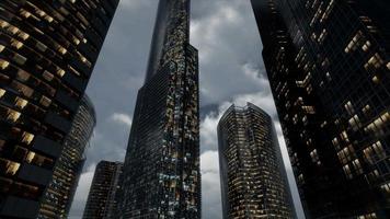 glas skyscrpaer kontorsbyggnader med mörk himmel video