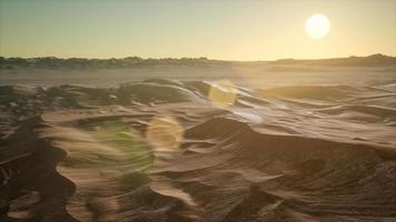 dunas do deserto de areia vermelha ao pôr do sol video