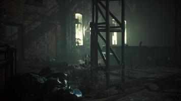 antigua fábrica de ladrillos en la noche video