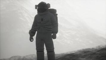 astronauta em outro planeta com poeira e neblina