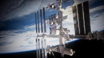 una vista della terra e un'astronave. iss è in orbita attorno alla terra video