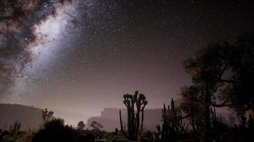 la via lattea sopra il deserto dello Utah, negli Stati Uniti video