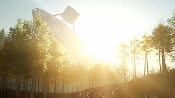 il radiotelescopio dell'osservatorio nella foresta al tramonto video