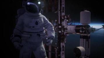 estação espacial internacional e astronauta no espaço sideral sobre o planeta terra video