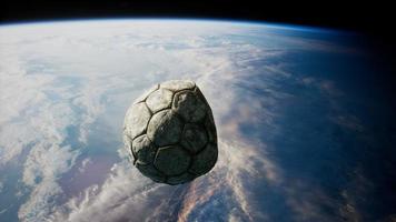 viejo balón de fútbol en el espacio en órbita terrestre video