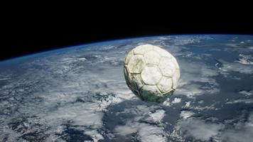 vecchio pallone da calcio nello spazio sull'orbita terrestre video