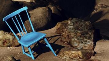 cadeira de madeira azul retrô na praia video