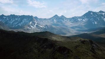 Berge mit schneebedeckten Gipfeln im Sommer video