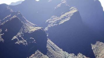 luchtfoto rotsachtige bergen landschap panorama video