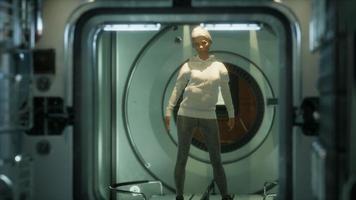 astronauta mulher em uma nave futurista video