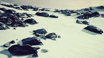 pierre de lave et neige en hiver en islande video