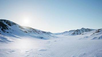 paysage aérien de montagnes enneigées et de rivages glacés en antarctique video