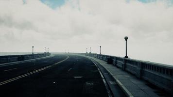 long pont dans le brouillard brumeux video