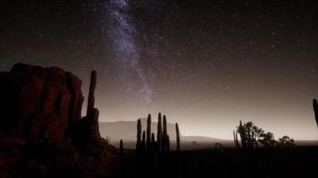 hyperlapse i death valley nationalpark öken månbelyst under galaxstjärnor video