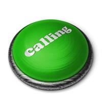 Palabra de llamada en el botón verde aislado en blanco foto