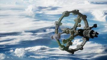 una vista della terra e un'astronave. iss è in orbita attorno alla terra video