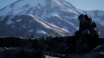 roca y piedras en las montañas de los alpes video
