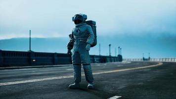 astronauta en traje espacial en el puente de carretera