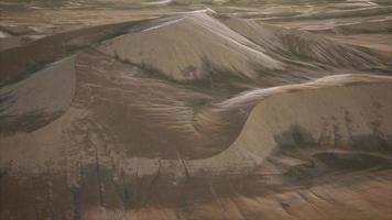 dunas del desierto de arena roja al atardecer video