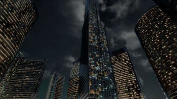 edifícios de escritórios de vidro skyscrpaer com céu escuro video