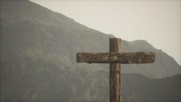 cruz crucifijo de madera en la montaña video