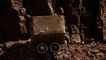 chariot de mine d'or abandonné utilisé pour transporter le minerai pendant la ruée vers l'or video