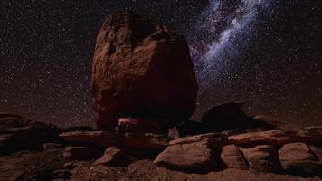 vía láctea sobre el parque nacional bryce canyon de utah video