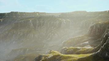 paisaje con montañas y pasto amarillo seco en nueva zelanda video