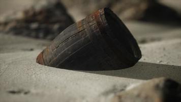 vecchia botte di legno sulla spiaggia video