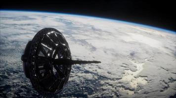 satélite espacial futurista que orbita la tierra video