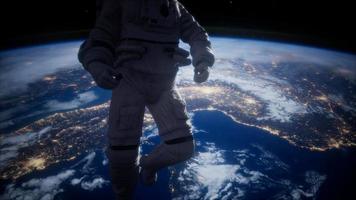 astronaut im weltraum vor dem hintergrund des planeten erde video