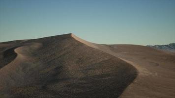 vista aérea em grandes dunas de areia no deserto do saara ao nascer do sol video