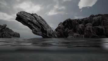 à moitié sous l'eau dans la mer du nord avec des rochers video